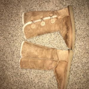 Triple bailey button chestnut colored ugg boots